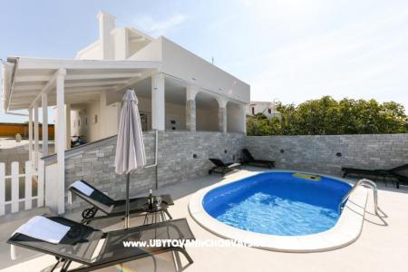 Apartament z basenem and jacuzzi wyspa Pag Chorwacja