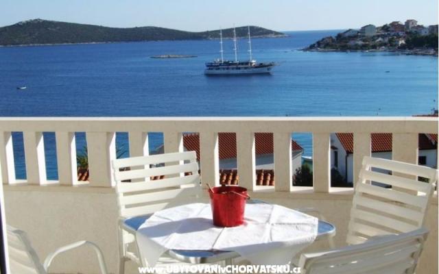Apartamenty Villa MANDINA z basenem - nocleg Marina - Trogir Chorwacja