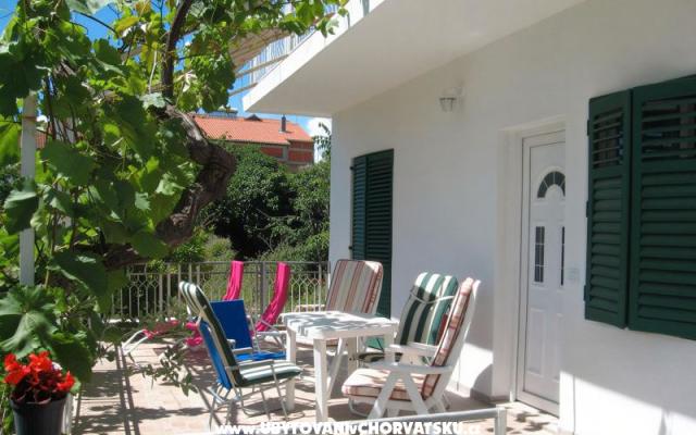 Apartamenty Zora - nocleg Pirovac Chorwacja