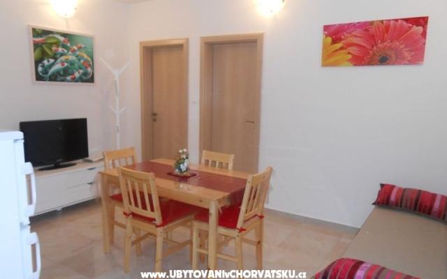 Dom wakacyjny Marinela - nocleg Tisno Chorwacja